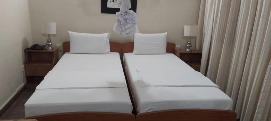 Hotel Milano Tourist Rest à Anurâdhapura Extérieur photo