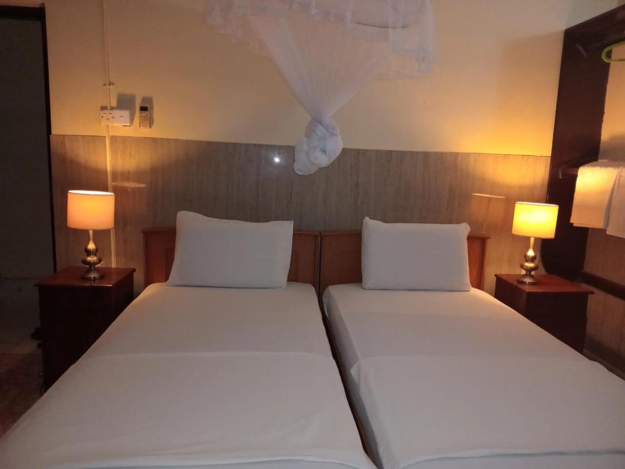 Hotel Milano Tourist Rest à Anurâdhapura Extérieur photo