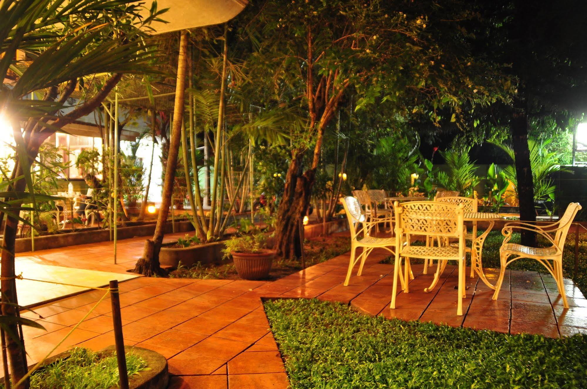 Hotel Milano Tourist Rest à Anurâdhapura Extérieur photo