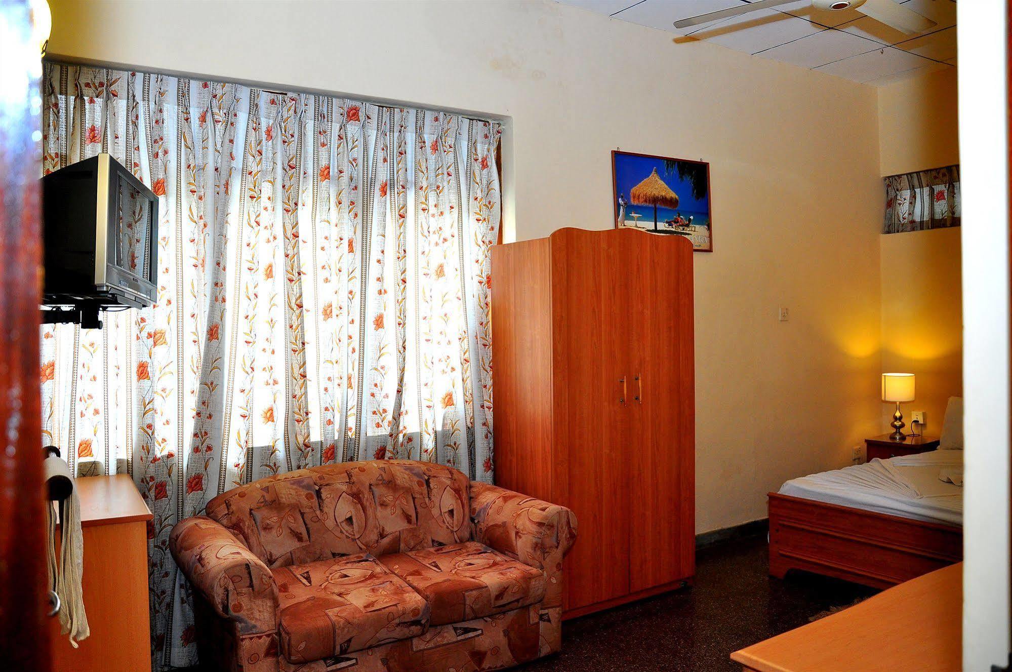 Hotel Milano Tourist Rest à Anurâdhapura Extérieur photo