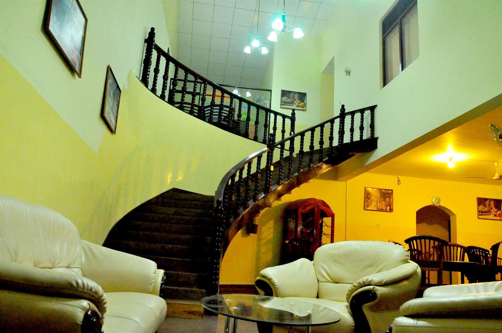 Hotel Milano Tourist Rest à Anurâdhapura Extérieur photo