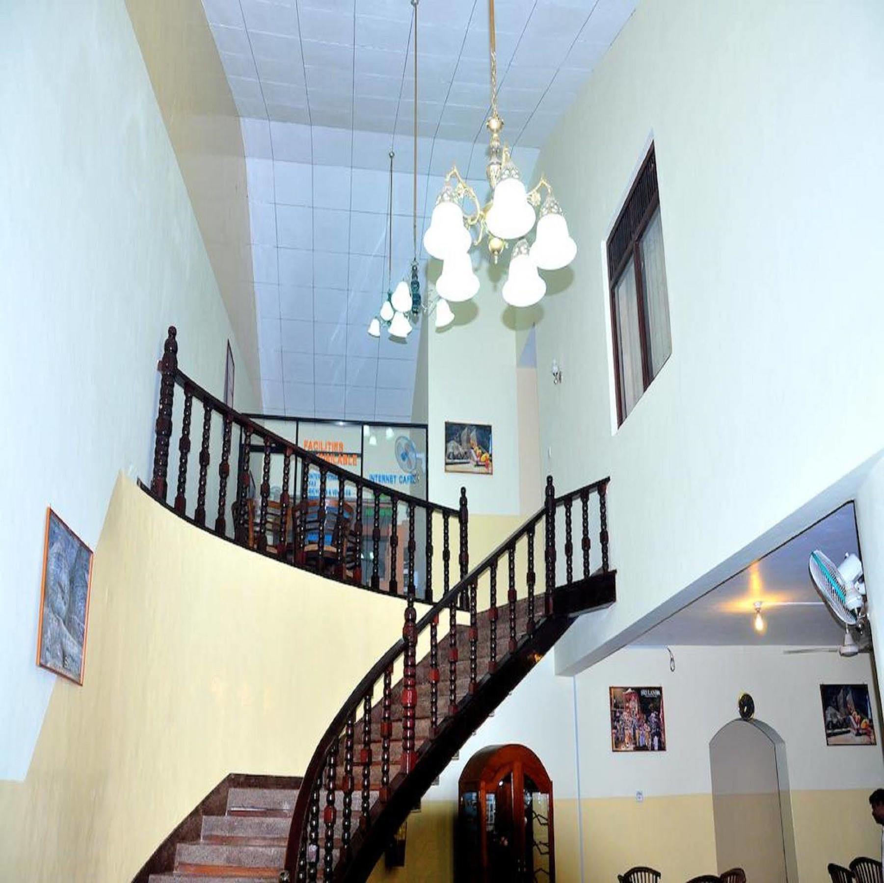 Hotel Milano Tourist Rest à Anurâdhapura Extérieur photo